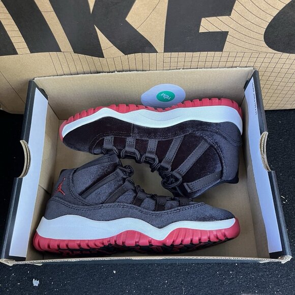 NEW Air Jordan 11 Velvet Bred Black Red Kids Size 11C HF7807-061 - Picture 6 of 6